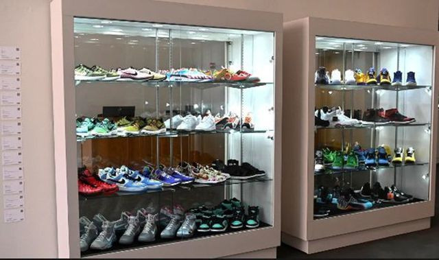 Giày cũ nát như đồ bỏ đi, đại gia chi 10 tỷ đồng mua về ảnh 8 Giày cũ nát như đồ bỏ đi, đại gia chi 10 tỷ đồng mua về-9