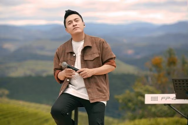 ca si xay biet thu, sam xe hoi, song xa xi… chi nho mot bai hat hinh anh 2