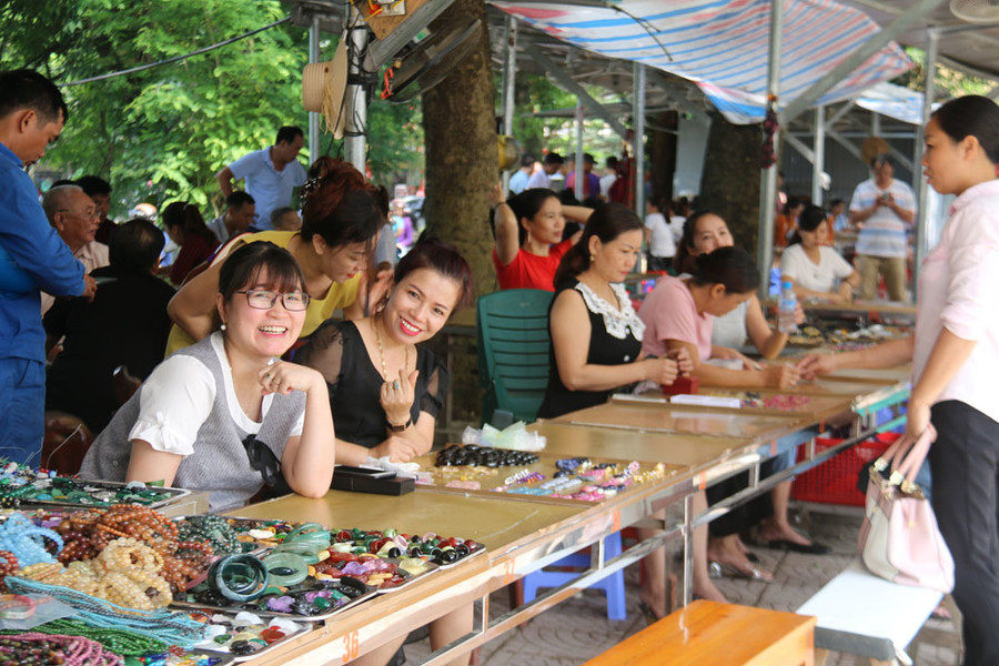 Bất ngờ những món hàng nhỏ xíu giá tiền tỷ trong khu chợ quê ở Yên Bái