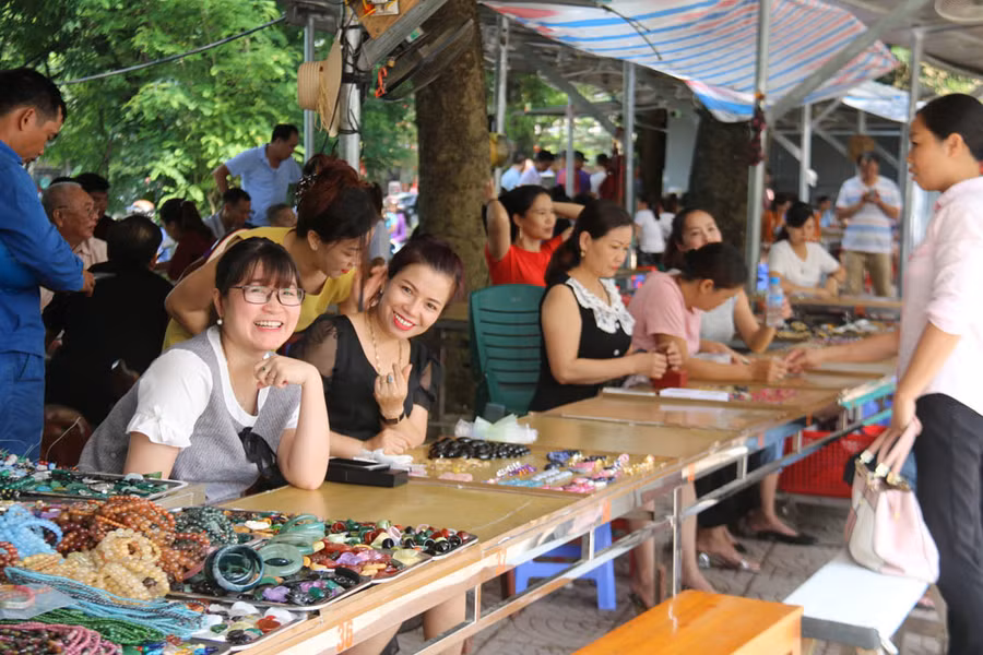 Bất ngờ những món hàng nhỏ xíu giá tiền tỷ trong khu chợ quê ở Yên Bái