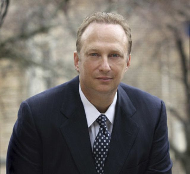 Giày cũ nát như đồ bỏ đi, đại gia chi 10 tỷ đồng mua về ảnh 4 Giày cũ nát như đồ bỏ đi, đại gia chi 10 tỷ đồng mua về-5