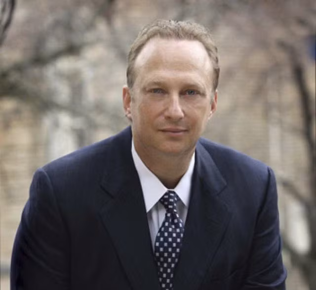 Giày cũ nát như đồ bỏ đi, đại gia chi 10 tỷ đồng mua về ảnh 4 Giày cũ nát như đồ bỏ đi, đại gia chi 10 tỷ đồng mua về-5