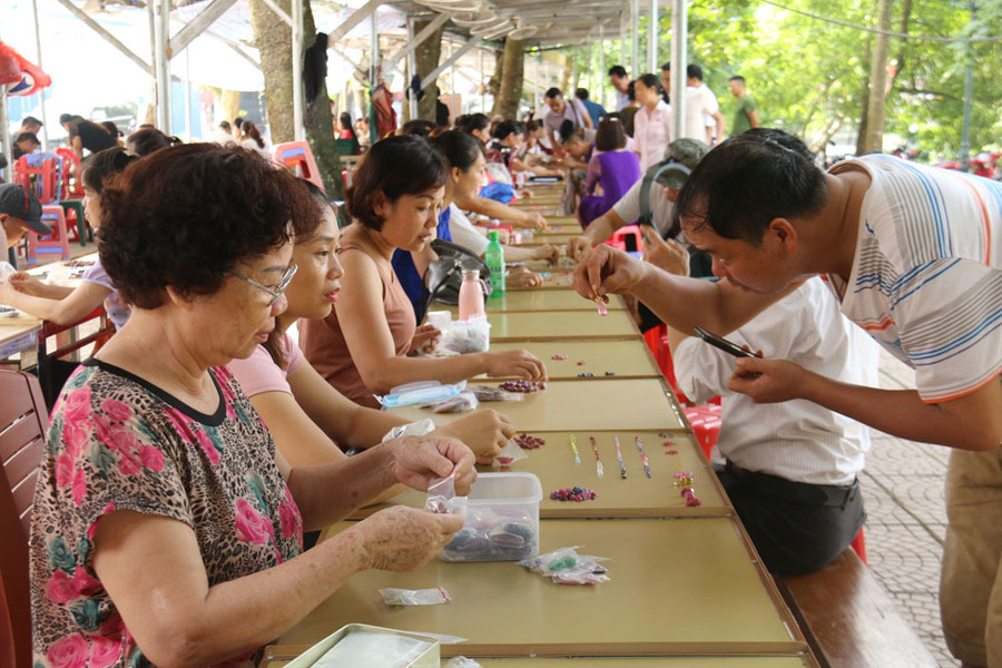 Bất ngờ những món hàng nhỏ xíu giá tiền tỷ trong khu chợ quê ở Yên Bái