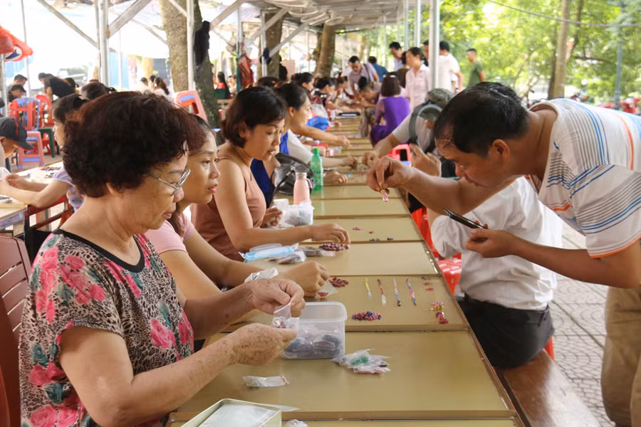 Bất ngờ những món hàng nhỏ xíu giá tiền tỷ trong khu chợ quê ở Yên Bái