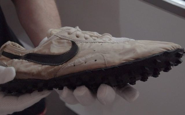 Giày cũ nát như đồ bỏ đi, đại gia chi 10 tỷ đồng mua về ảnh 3 Giày cũ nát như đồ bỏ đi, đại gia chi 10 tỷ đồng mua về-4