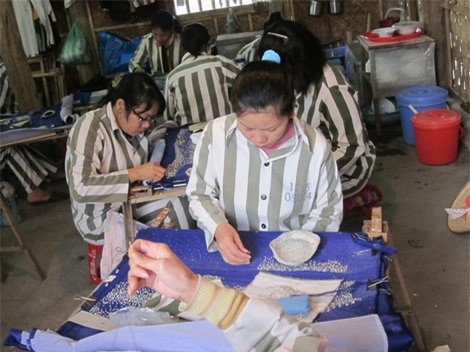 Nguyện cải tạo ở đội đính cườm, trại giam Quyết Tiến. Nguyện cải tạo ở đội đính cườm, trại giam Quyết Tiến.