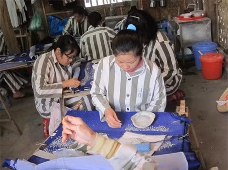 Nguyện cải tạo ở đội đính cườm, trại giam Quyết Tiến.