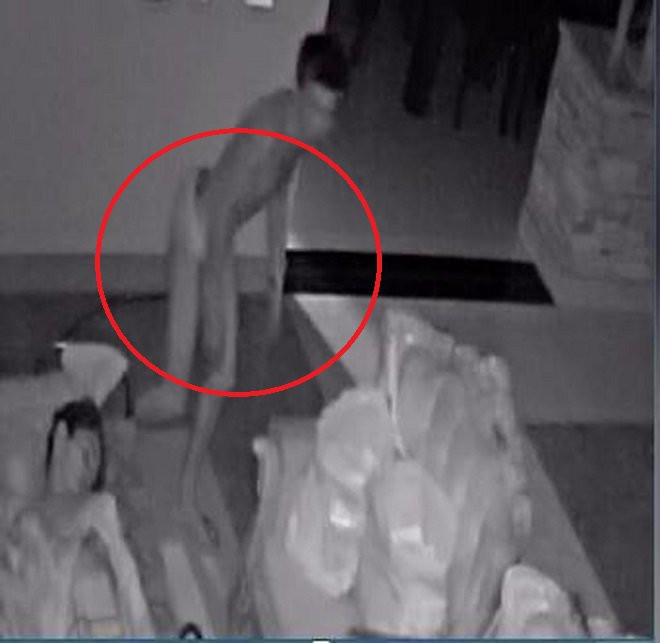 Xem camera, giật mình thấy người đàn ông lạ cởi trần thản nhiên đi lại trong nhà ảnh 2 xem camera, chu nha giat minh thay nguoi dan ong la mac quan sip than nhien di lai trong nha - 3