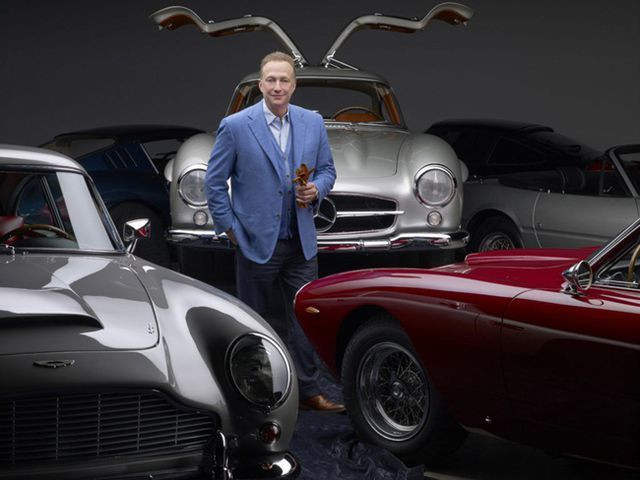 Giày cũ nát như đồ bỏ đi, đại gia chi 10 tỷ đồng mua về ảnh 5 Giày cũ nát như đồ bỏ đi, đại gia chi 10 tỷ đồng mua về-6