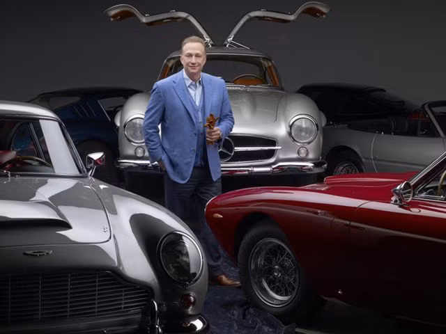 Giày cũ nát như đồ bỏ đi, đại gia chi 10 tỷ đồng mua về ảnh 5 Giày cũ nát như đồ bỏ đi, đại gia chi 10 tỷ đồng mua về-6