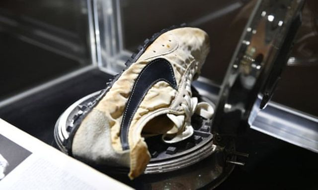 Giày cũ nát như đồ bỏ đi, đại gia chi 10 tỷ đồng mua về ảnh 11 Giày cũ nát như đồ bỏ đi, đại gia chi 10 tỷ đồng mua về-12