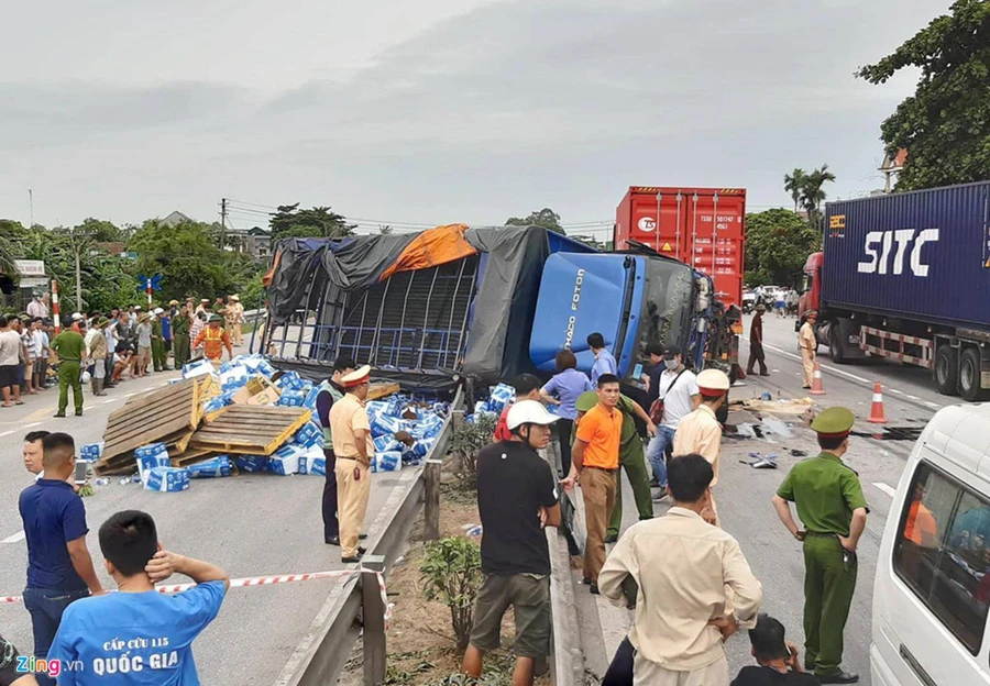 Hiện trường chiếc xe tải chở nước đâm vào dải phân cách, đè chết 5 người, 2 người bị thương. Ảnh: Hồng Quang.