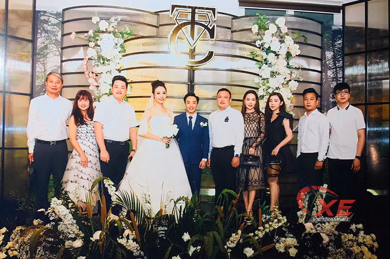 Những người bạn trong CLB Car & Passion đến dự đám cưới Nguyễn Quốc Cường và Đàm Thu Trang. Ảnh: Tiến Anh.