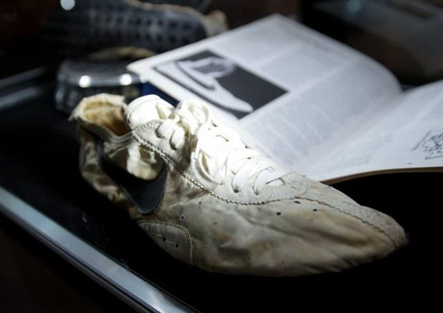 Giày cũ nát như đồ bỏ đi, đại gia chi 10 tỷ đồng mua về ảnh 2 Giày cũ nát như đồ bỏ đi, đại gia chi 10 tỷ đồng mua về-3