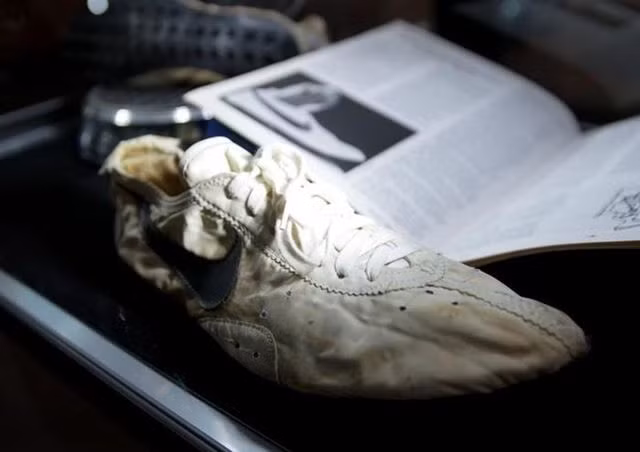 Giày cũ nát như đồ bỏ đi, đại gia chi 10 tỷ đồng mua về ảnh 2 Giày cũ nát như đồ bỏ đi, đại gia chi 10 tỷ đồng mua về-3