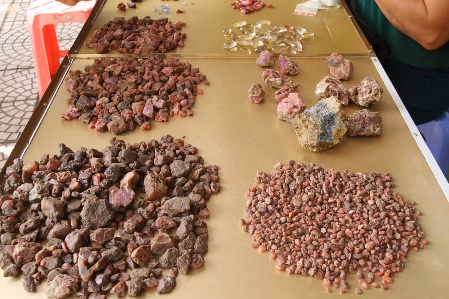 Bất ngờ những món hàng nhỏ xíu giá tiền tỷ trong khu chợ quê ở Yên Bái