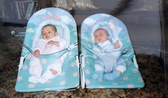 James và Amy từ khi còn là trẻ sơ sinh.