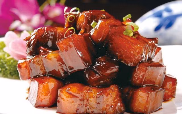 chi voi cach don gian nay, thit kho mem khong beo lai co mau do dep - 5