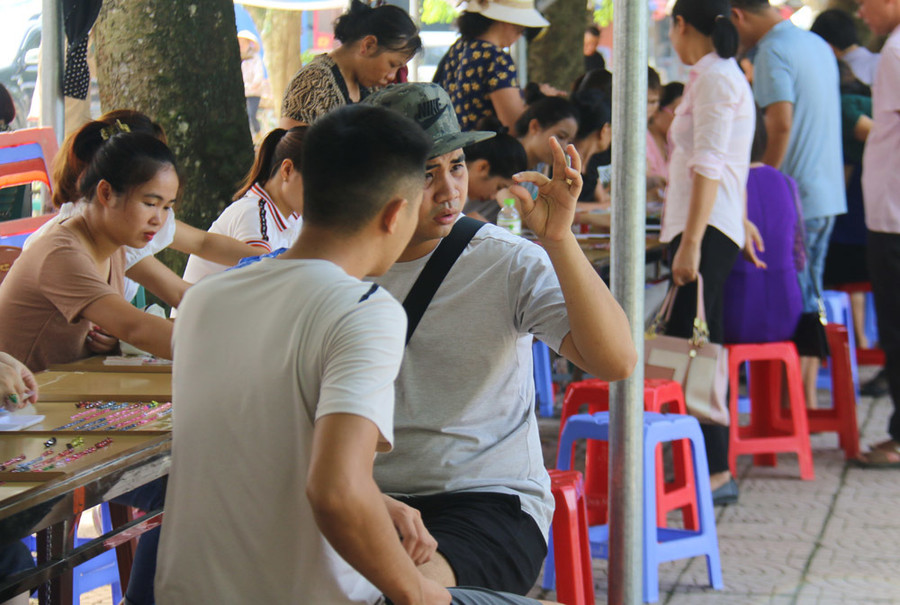 Bất ngờ những món hàng nhỏ xíu giá tiền tỷ trong khu chợ quê ở Yên Bái