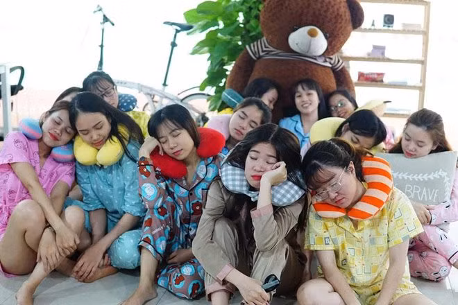 nu nhan vien da nang mac do ngu di lam gay tranh cai du doi - 4