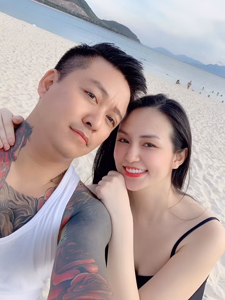 Tuấn Hưng và bà xã.