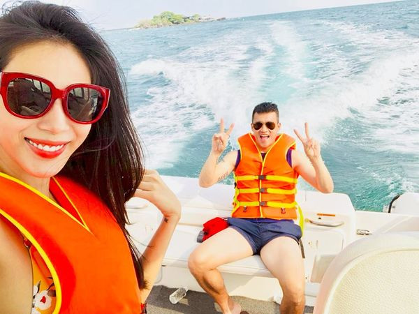 Hé lộ cuộc sống giàu sang của Công Vinh - Thủy Tiên ảnh 3 Thủy Tiên tiết lộ cô đang ở biệt thự, đi xe sang, nghỉ tại khách sạn xa hoa, mua được túi xách đắt nhất thế giới, tài khoản có cả trăm tỉ … Vì vậy, bà xã Công Vinh cảm thấy mình đã tận hưởng cuộc sống như những người giàu có nhất thế giới. Một tháng cặp đôi này có thể tiêu xài 200 triệu đồng cho chi phí sinh hoạt trong gia đình.