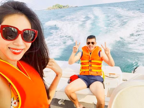 Hé lộ cuộc sống giàu sang của Công Vinh - Thủy Tiên ảnh 3 Thủy Tiên tiết lộ cô đang ở biệt thự, đi xe sang, nghỉ tại khách sạn xa hoa, mua được túi xách đắt nhất thế giới, tài khoản có cả trăm tỉ … Vì vậy, bà xã Công Vinh cảm thấy mình đã tận hưởng cuộc sống như những người giàu có nhất thế giới. Một tháng cặp đôi này có thể tiêu xài 200 triệu đồng cho chi phí sinh hoạt trong gia đình.