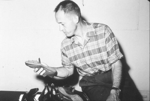 Giày cũ nát như đồ bỏ đi, đại gia chi 10 tỷ đồng mua về ảnh 9 Giày cũ nát như đồ bỏ đi, đại gia chi 10 tỷ đồng mua về-10