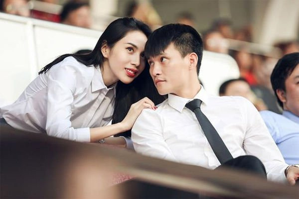 Hé lộ cuộc sống giàu sang của Công Vinh - Thủy Tiên ảnh 4 10 năm bên nhau, tình yêu của Công Vinh và Thủy Tiên vẫn vẹn nguyên như những ngày đầu. Bỏ những hào nhoáng xung quanh cuộc sống của họ, đến cuối cùng Thủy Tiên và Công Vinh cũng chỉ là những con người bình thường có một tình yêu đẹp đẽ và đáng trân trọng.