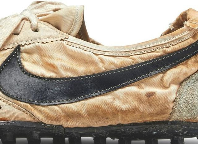 Giày cũ nát như đồ bỏ đi, đại gia chi 10 tỷ đồng mua về ảnh 10 Giày cũ nát như đồ bỏ đi, đại gia chi 10 tỷ đồng mua về-11