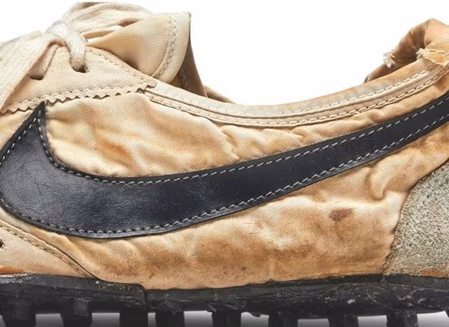 Giày cũ nát như đồ bỏ đi, đại gia chi 10 tỷ đồng mua về ảnh 10 Giày cũ nát như đồ bỏ đi, đại gia chi 10 tỷ đồng mua về-11