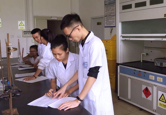 Sinh viên Trường ĐH Khoa học – ĐH Thái Nguyên thực hành tại phòng thí nghiệm Học viện Hồng Hà (Trung Quốc). Ảnh: TNUS Sinh viên Trường ĐH Khoa học – ĐH Thái Nguyên thực hành tại phòng thí nghiệm Học viện Hồng Hà (Trung Quốc). Ảnh: TNUS