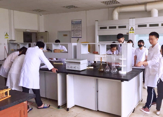 Sinh viên Trường ĐH Khoa học – ĐH Thái Nguyên thực hành tại phòng thí nghiệm Học viện Hồng Hà (Trung Quốc). Ảnh: TNUS Sinh viên Trường ĐH Khoa học – ĐH Thái Nguyên thực hành tại phòng thí nghiệm Học viện Hồng Hà (Trung Quốc). Ảnh: TNUS