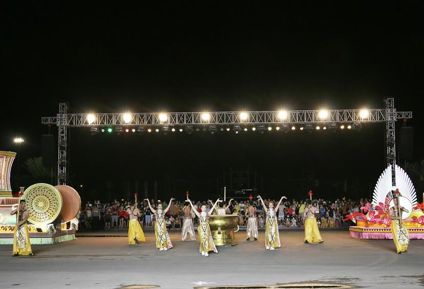 Chương trình “thanh âm xứ Mường&quot; và Carnival năm 2022, thu hút hàng nghìn người dân và khách du lịch thập phương đến xem.