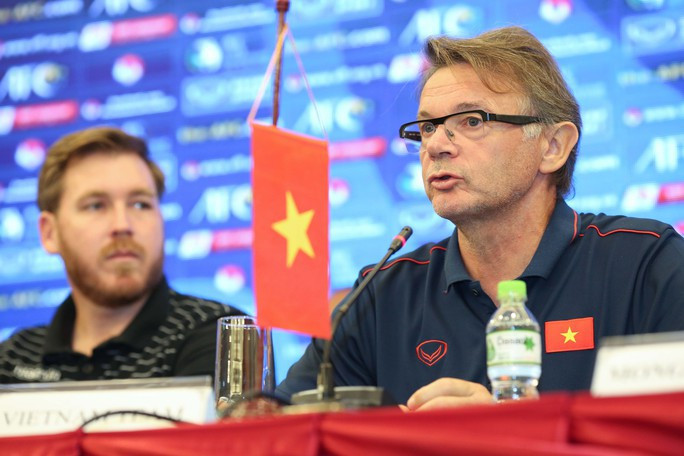 Huấn luyện viên Philippe Troussier đã ký hợp đồng 3 năm với VFF. Huấn luyện viên Philippe Troussier đã ký hợp đồng 3 năm với VFF.