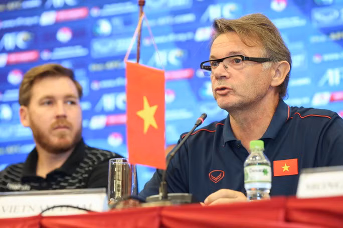 Huấn luyện viên Philippe Troussier đã ký hợp đồng 3 năm với VFF.