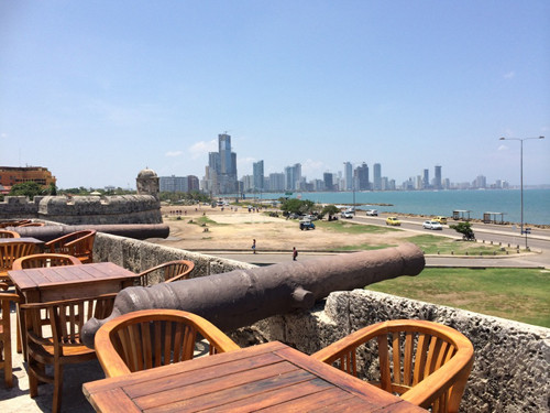 Siêu pháo đài Castillo San Felipe de Barajas nhìn từ cây cầu thông ra vịnh Cartagena. 2-4058-1443084812.jpg