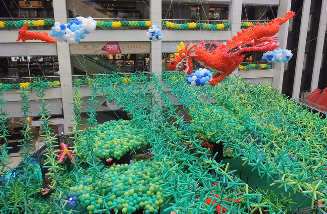 Kinh ngạc với “Công viên khủng long” làm từ hàng vạn quả bóng bay ảnh 1