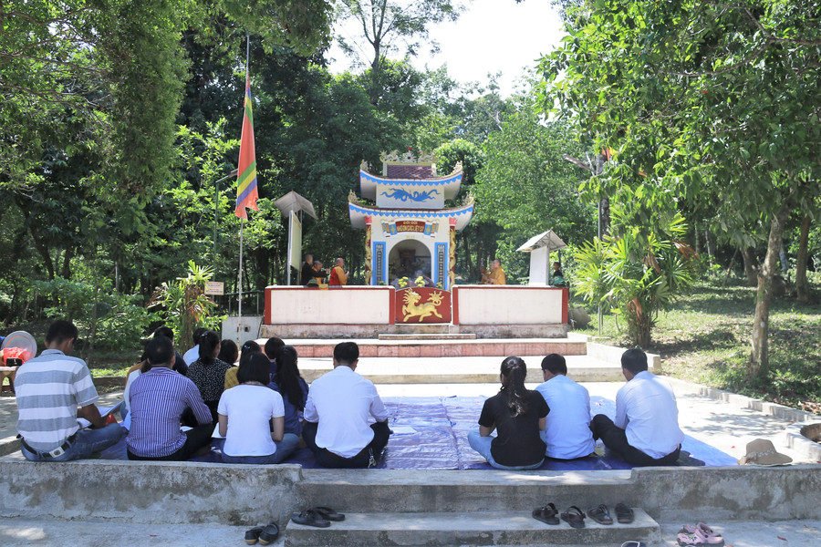 Miếu thờ liệt sĩ trong hồ Kẻ Gỗ. Miếu thờ liệt sĩ trong hồ Kẻ Gỗ.