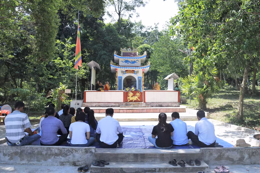 Miếu thờ liệt sĩ trong hồ Kẻ Gỗ.