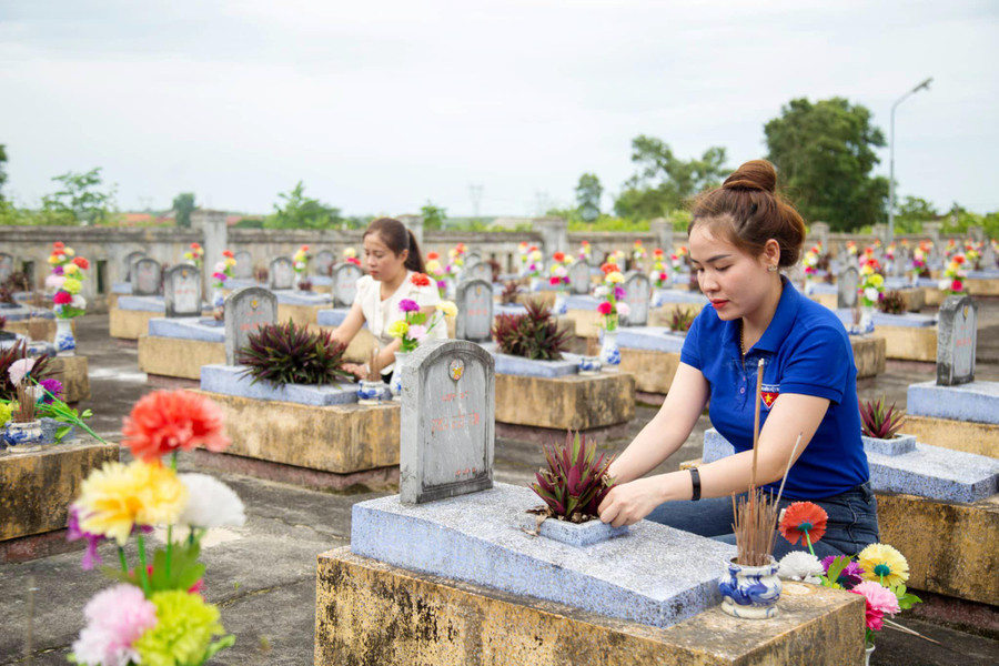 Các đoàn viên, thanh niên thắp hương tri ân các Anh hùng liệt sĩ tại Nghĩa trang liệt sĩ xã Cam Thủy (huyện Cam Lộ, tỉnh Quảng Trị). Các đoàn viên, thanh niên thắp hương tri ân các Anh hùng liệt sĩ tại Nghĩa trang liệt sĩ xã Cam Thủy (huyện Cam Lộ, tỉnh Quảng Trị).