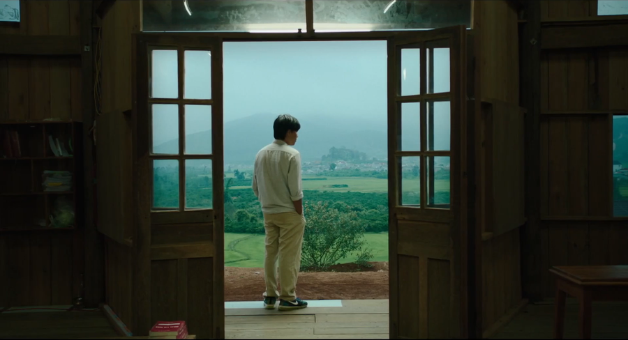 Chụp từ trailer phim 'Bên trong vỏ kén vàng'. Chụp từ trailer phim 'Bên trong vỏ kén vàng'.