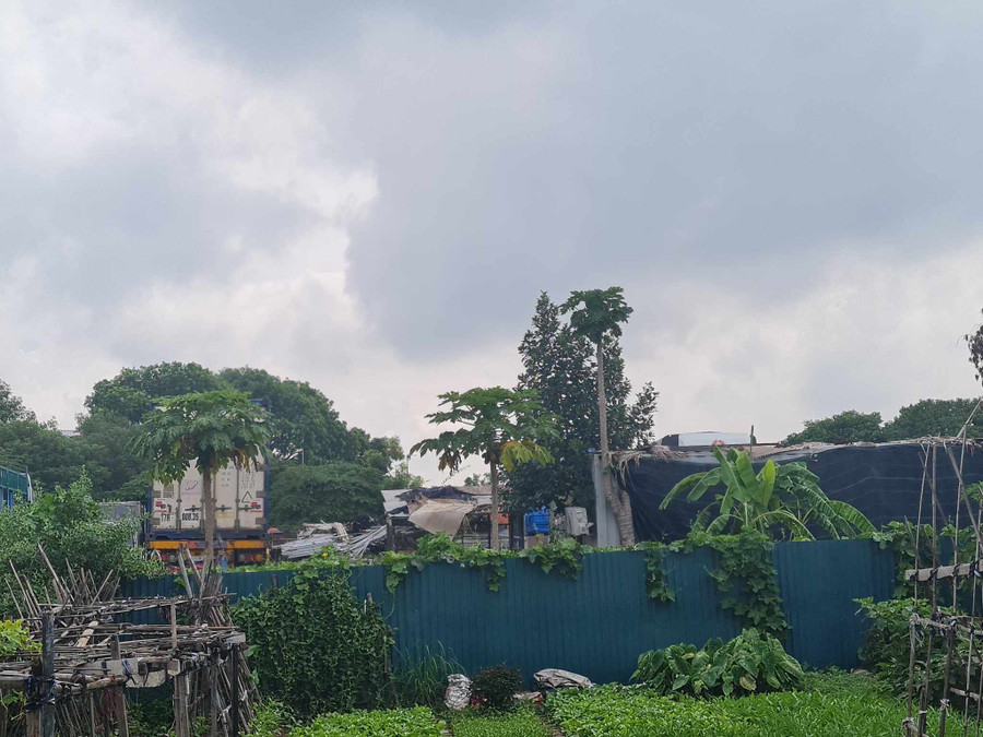 Phía trong dự án được sử dụng làm bãi đỗ xe, tập kết vật liệu. Phía trong dự án được sử dụng làm bãi đỗ xe, tập kết vật liệu.
