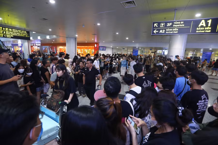 Fan Việt Nam chờ đón BlackPink tại sân bay Nội Bài - Hình ảnh tại sao chúng ta không tạo ra được những thần tượng lớn? Ảnh: ITN