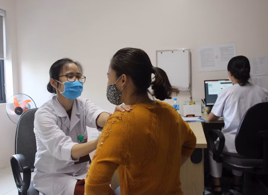 Người dân nên tới các cơ sở y tế uy tín để khám sức khỏe và được bác sĩ hướng dẫn tầm soát ung thư. Ảnh minh họa 