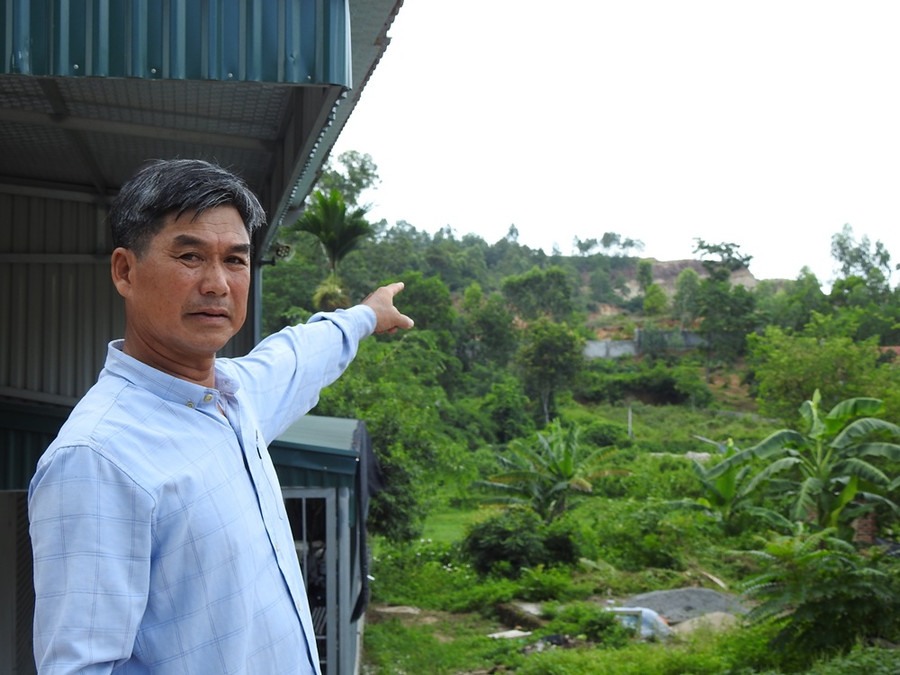 Nhà ông Phạm Cường (60 tuổi) nằm cách khu vực nổ mìn của doanh nghiệp khoảng 160m. Khu vực đồi phía trước là ranh giới của dự án. (Ảnh: Minh Cương) Nhà ông Phạm Cường (60 tuổi) nằm cách khu vực nổ mìn của doanh nghiệp khoảng 160m. Khu vực đồi phía trước là ranh giới của dự án. (Ảnh: Minh Cương)