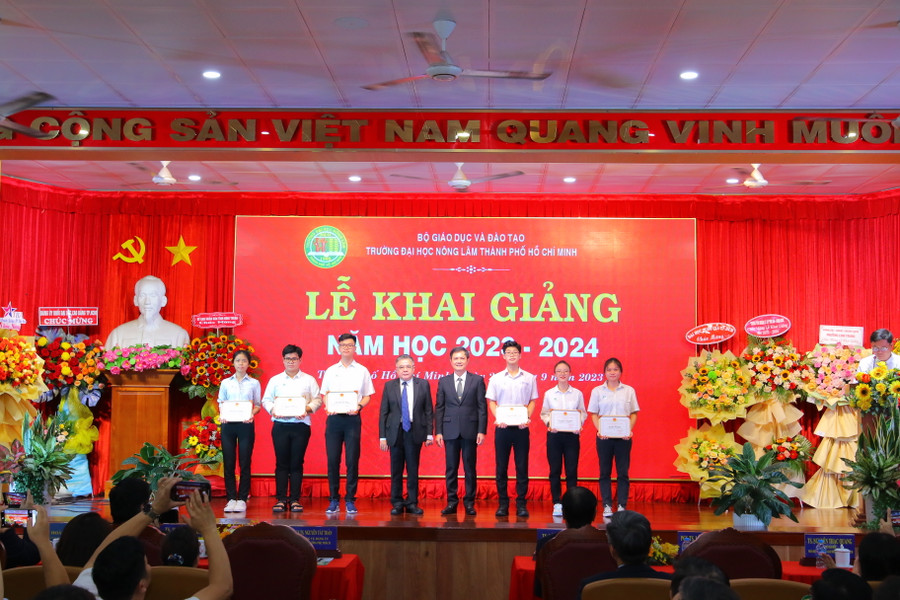 Nhà trường tuyên dương sinh viên tiêu biểu có kết quả học tập xuất sắc trong năm học 2022 - 2023.