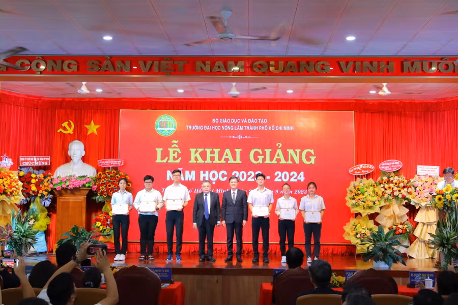 Nhà trường tuyên dương sinh viên tiêu biểu có kết quả học tập xuất sắc trong năm học 2022 - 2023.