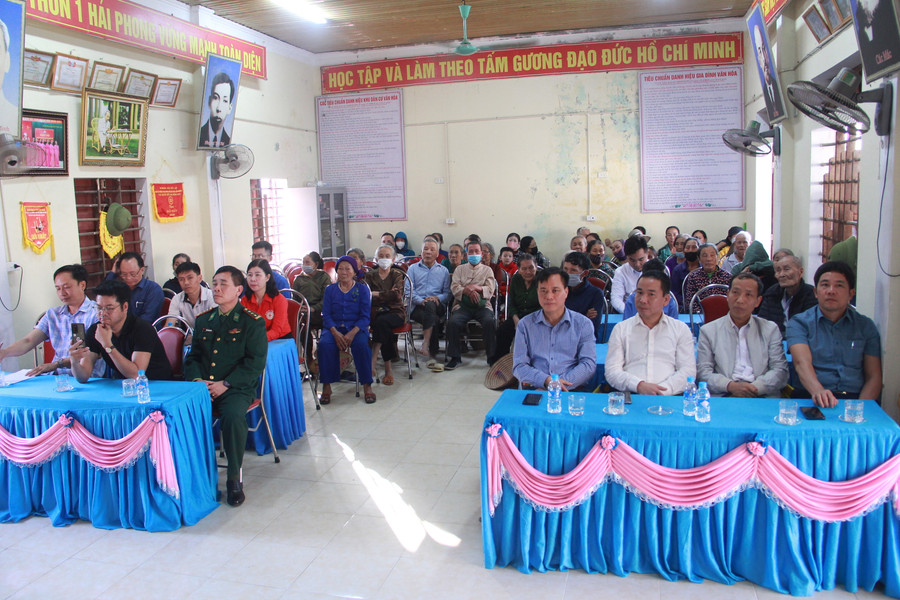 Đại diện các nhà tài trợ và người dân xã Kỳ Lợi tại chương trình. Đại diện các nhà tài trợ và người dân xã Kỳ Lợi tại chương trình.