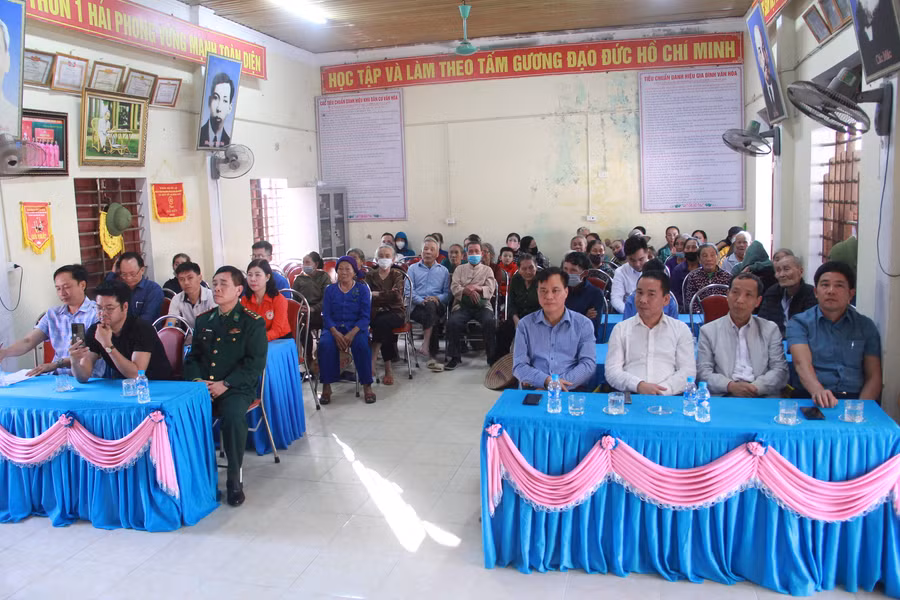 Đại diện các nhà tài trợ và người dân xã Kỳ Lợi tại chương trình.